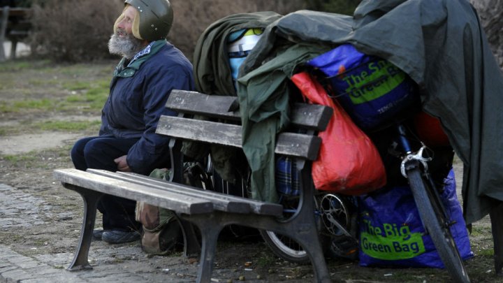 مدينة براغ تحول مشرديها إلى محطات بشرية لتوجيه "الواي فاي"!