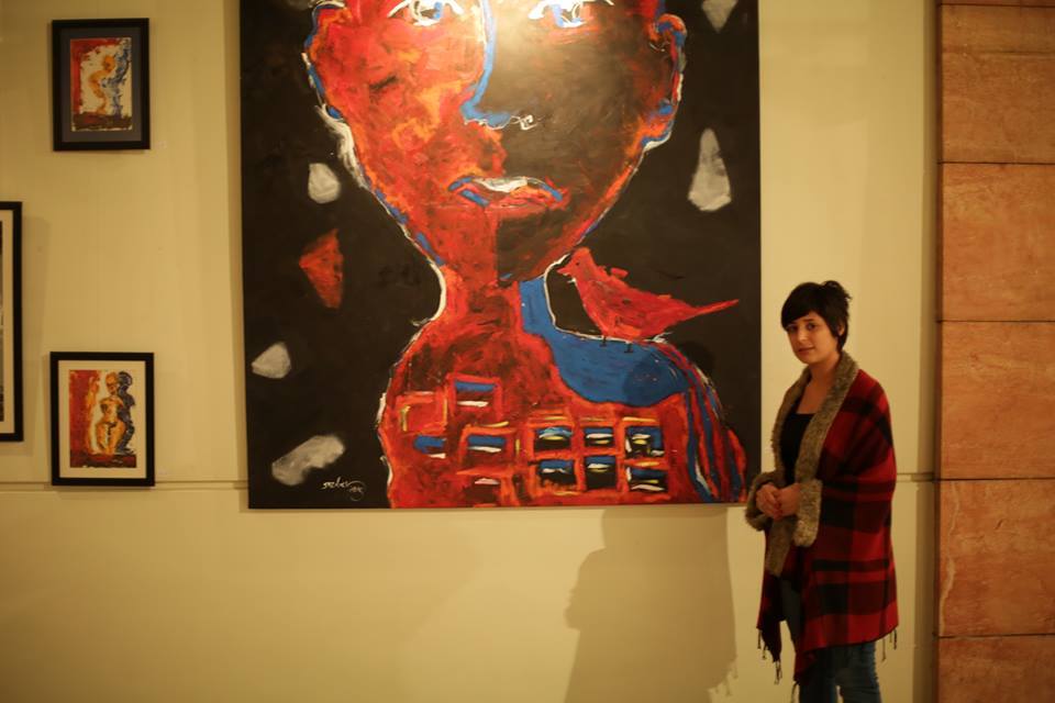 سوزدار سيدو تشكيلية سورية ترسم زفير الروح بالألوان  