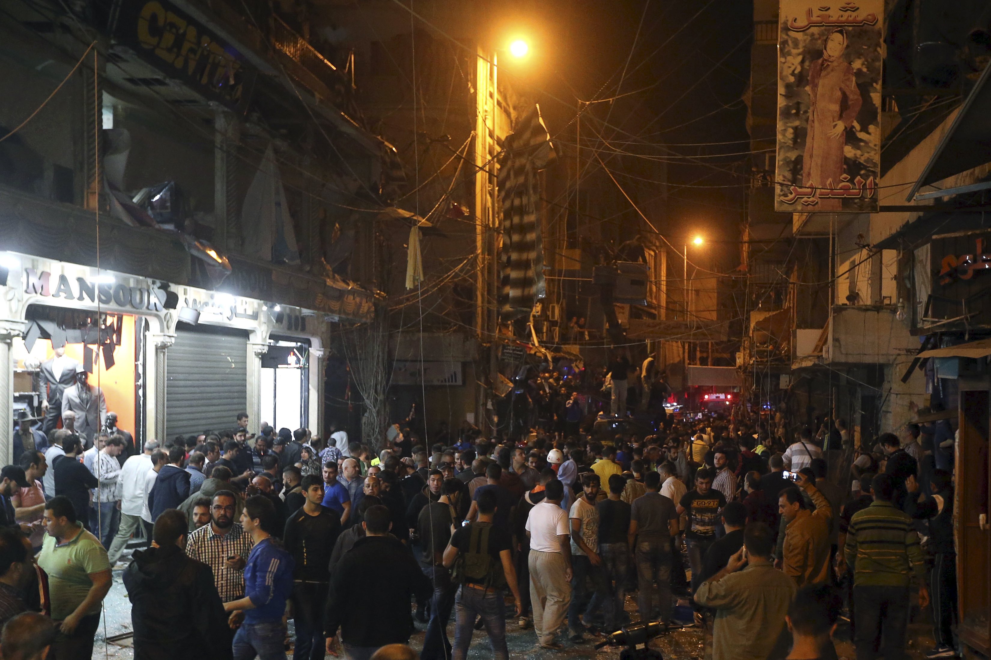 تشييع ضحايا وحداد في لبنان بعد تفجيرين اوقعا 44 قتيلا 