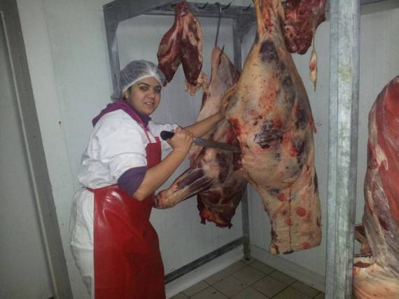 فاطمة الزهراء مستقيمي.. جزارة تحدت مهنة ذكورية خشنة