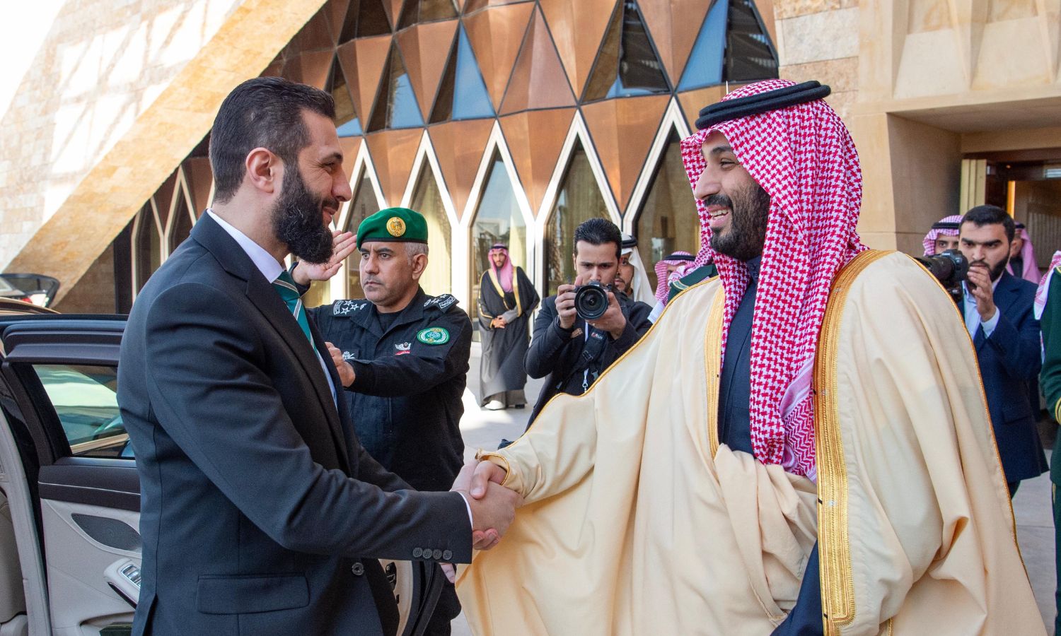ولي العهد السعودي محمد بن سلمان خلال استقبال الرئيس السوري للمرحلة الانتقالية، أحمد الشرع، في العاصمة السعودية - 2 شباط 2025 (الإخبارية السعودية) ولي العهد السعودي محمد بن سلمان خلال استقبال الرئيس السوري للمرحلة الانتقالية، أحمد الشرع، في العاصمة السعودية - 2 شباط 2025 (الإخبارية السعودية)