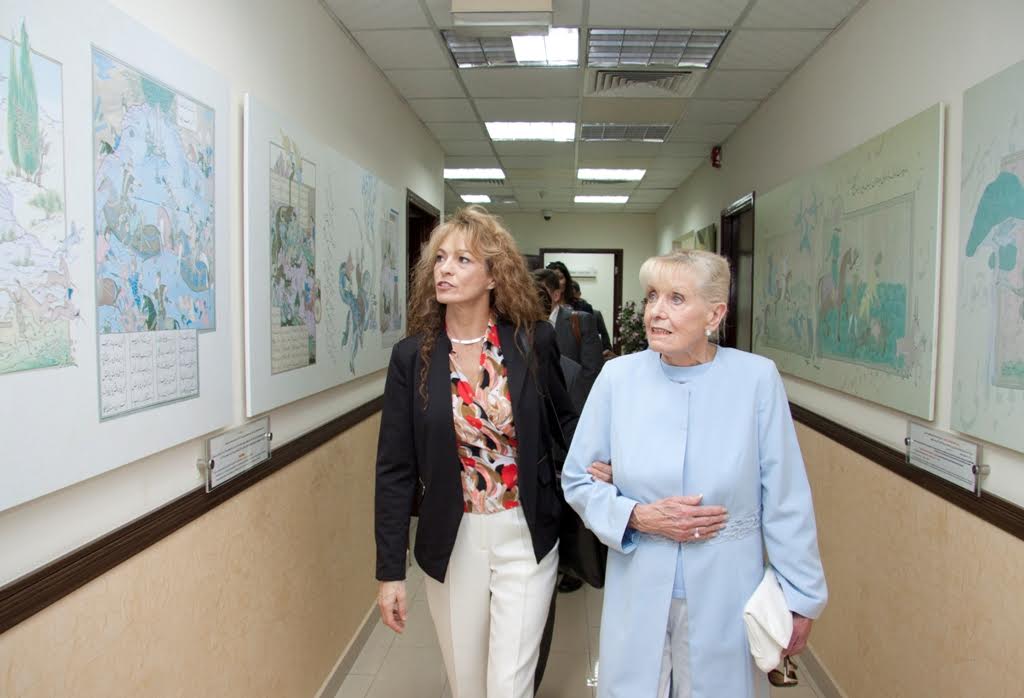 جمعة الماجد يستقبل بيتي وليامز الحائزة على جائزة نوبل للسلام بمركز الثقافة والتراث 