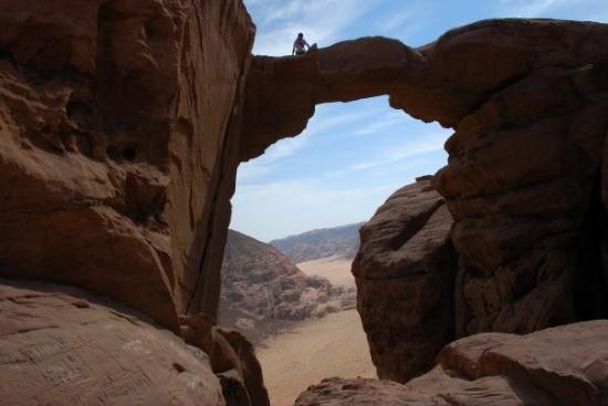 البدو يحافظون على كرم الضيافة رغم تراجع السياحة بوادي الرم
