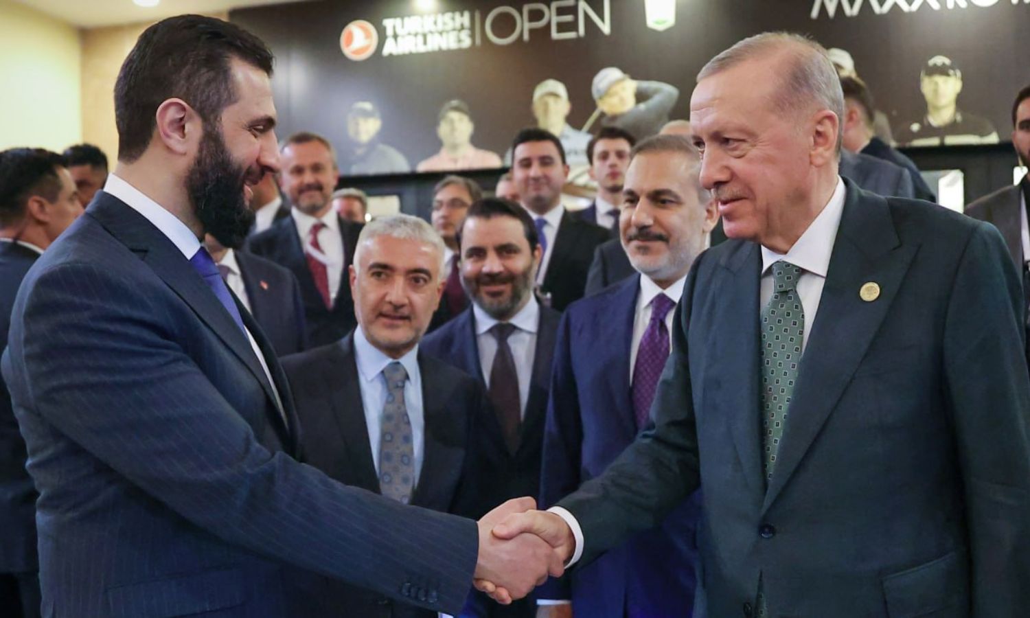 الرئيس السوري أحمد الشرع يصافح الرئيس التركي رجب طيب أردوغان في منتدى أنطاليا الدبلوماسي في تركيا - 11 نيسان 2025 (سانا) عنب بلدي
