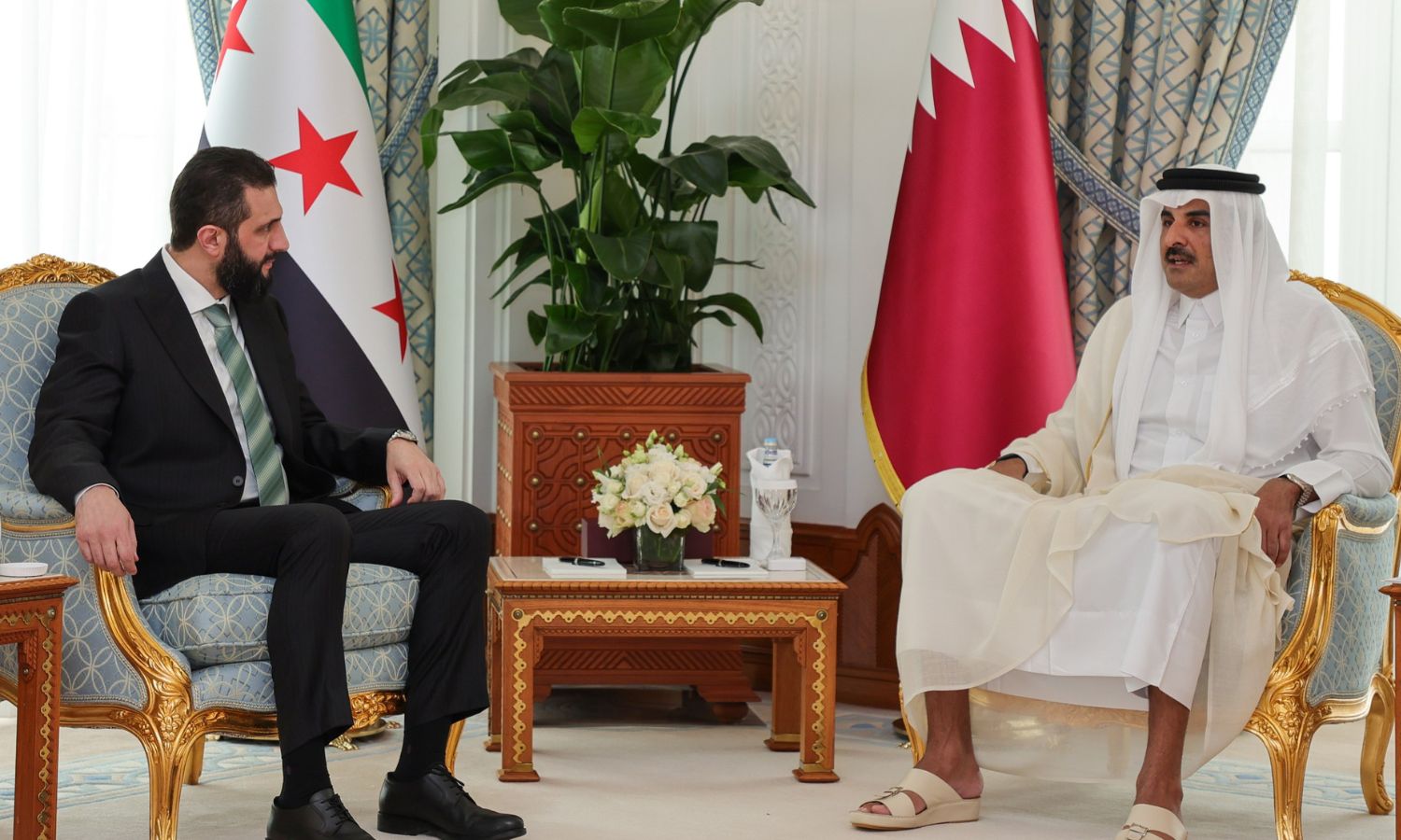 الرئيس السوري يلتقي أمير قطر في الدوحة - 15 نيسان 2025 (رئاسة الجمهورية العربية السورية)