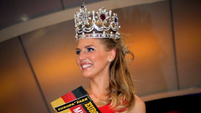 عروض الازياء تخطف ملكة جمال ألمانيا من محراب الطب