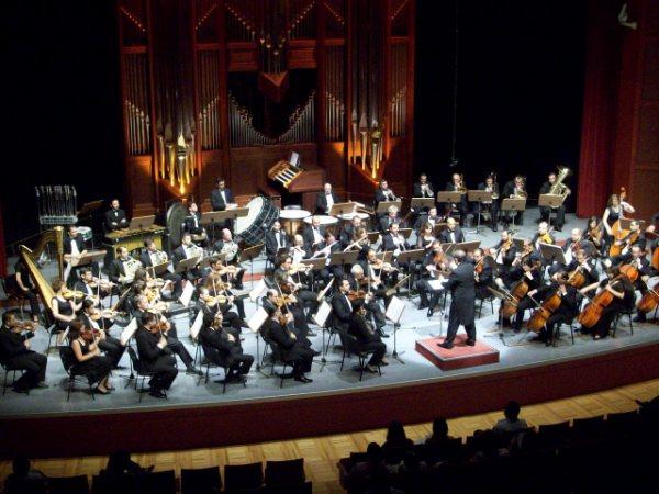 نجم فريق بريطاني يجمع"الأوركسترا الوطنية السورية"بحفل في لندن