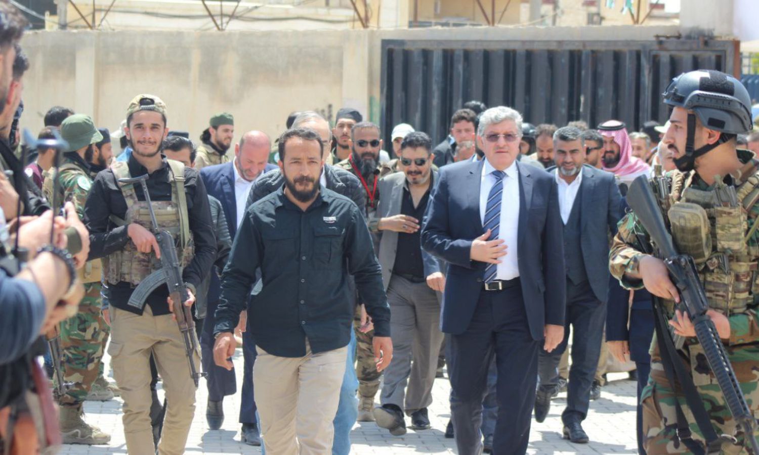 القيادي في "الجيش الوطني" أحمد إحسان فياض الهايس "المعروف بـ"أبو حاتم شقرا" خلال حضوره المؤتمر السوري لرفض التطبيع مع النظام الذي عقد في مدينة الراعي بريف حلب - 1 أيار 2023 (أبو حاتم شقرا) القيادي في "الجيش الوطني" أحمد إحسان فياض الهايس "المعروف بـ"أبو حاتم شقرا" خلال حضوره المؤتمر السوري لرفض التطبيع مع النظام الذي عقد في مدينة الراعي بريف حلب - 1 أيار 2023 (أبو حاتم شقرا)