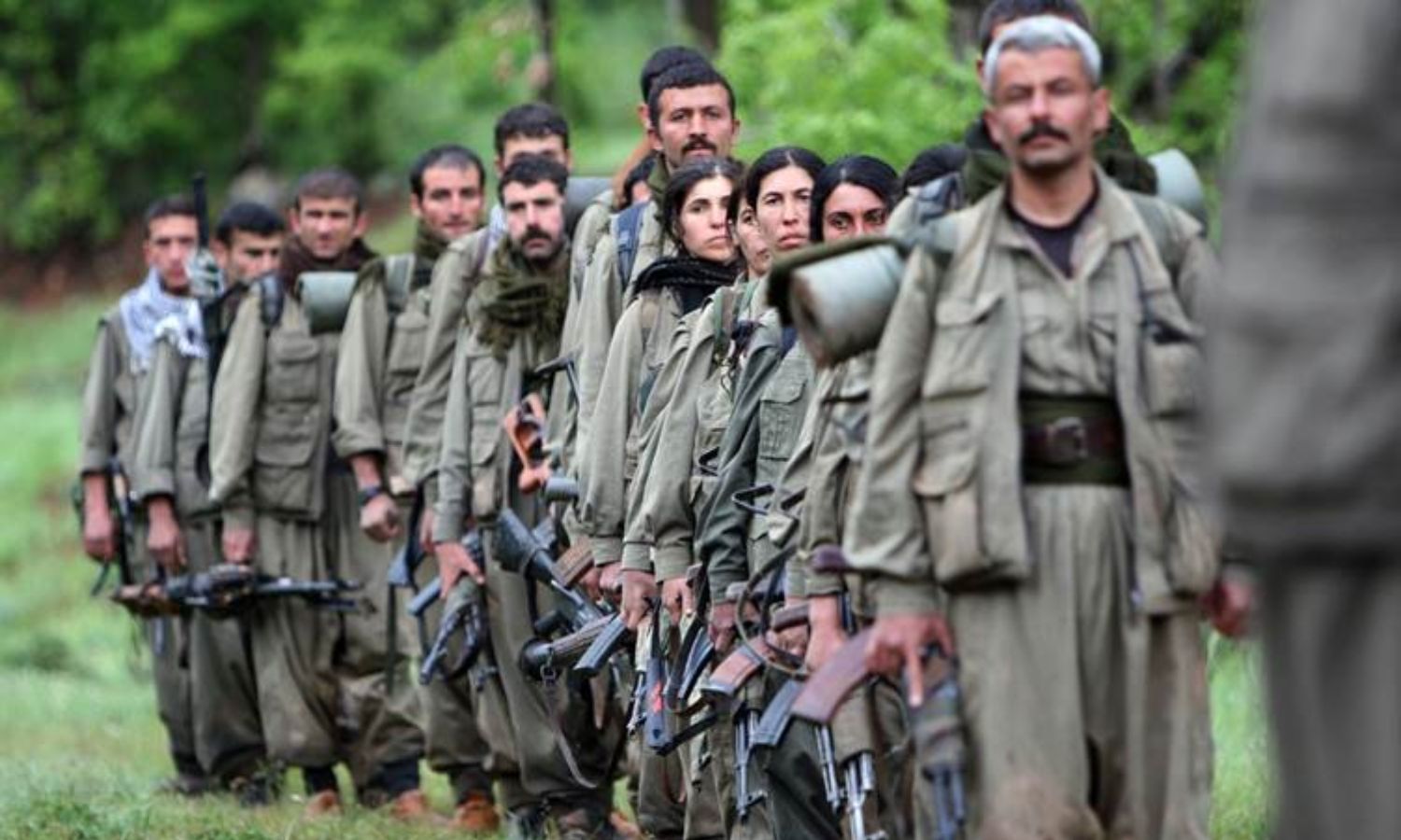 مقاتلون من حزب العمال الكردستاني في مدينة دهوك العراقية (AFP) مقاتلون من حزب العمال الكردستاني في مدينة دهوك العراقية (AFP)