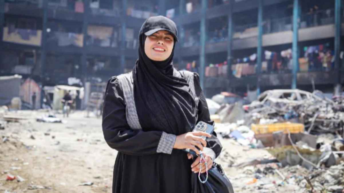 تحوّلت قصة فاطمة حسونة، التي وثّقت بعدستها مشاهد الحرب والقصف والتشريد في غزة، إلى رمز للصحفيين الفلسطينيين- فيسبوك