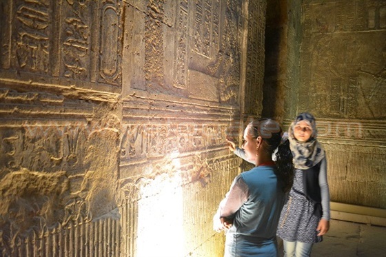 تعامد الشمس على مقصورة الولادة الإلهية بمعبد دندرة في قنا