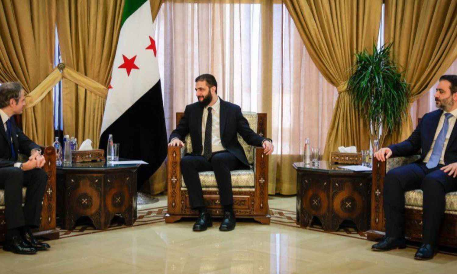 الرئيس أحمد الشرع ووزير الخارجية أسعد الشيباني يلتقيان مع المدير العام للوكالة الدولية للطاقة الذرية رافائيل ماريانو غروسي-دمشق،4 حزيران2025( الإخبارية السورية)