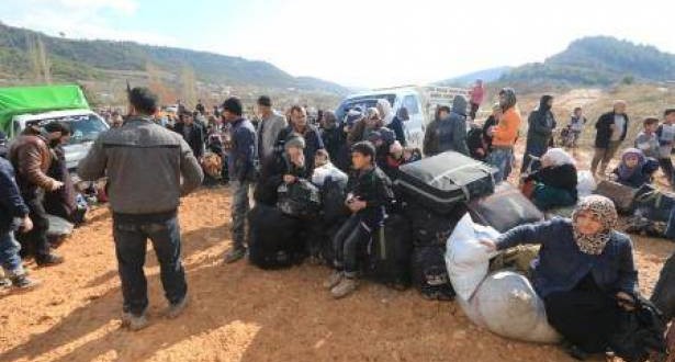 آلاف السوريين بالعراء عند الحدود التركية بعد فرارهم من حلب