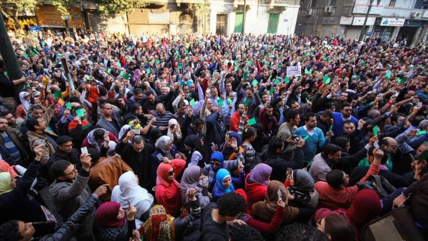 حشود "القصر العيني " بمصر..."إنذار مفاجيء" لصناع القرار