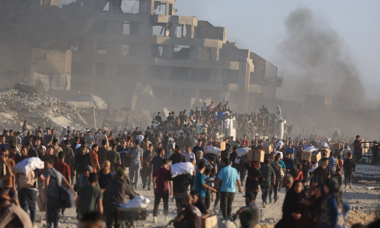 فلسطينيون يحاولون الحصول على مساعدات في شمال قطاع غزة - 26 حزيران (الأناضول)