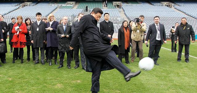 الرئيس الصيني مهووس بلعبة كرة القدم