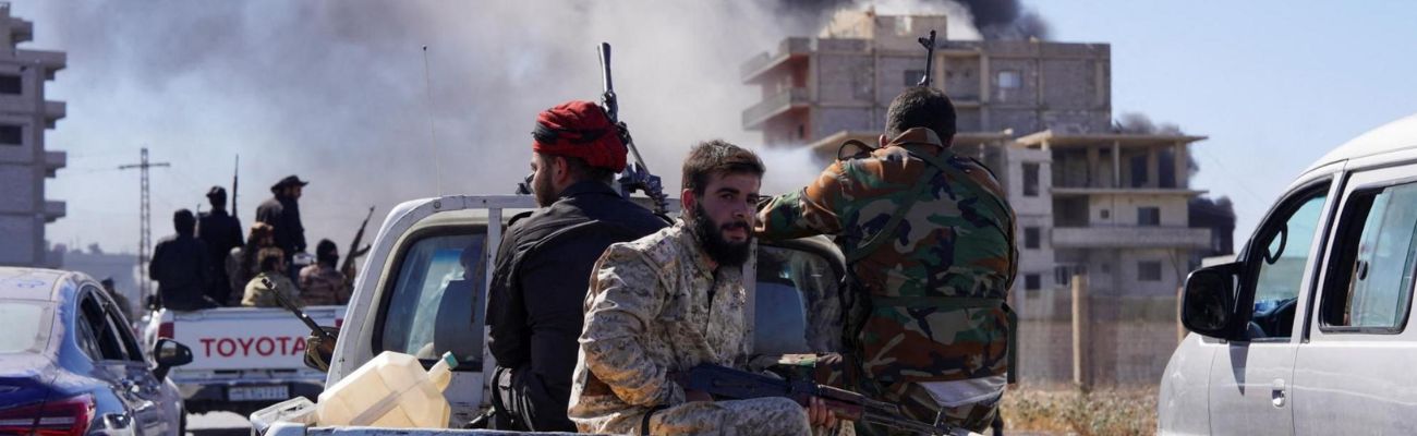 السويداء.. معركة الخاسرين في سوريا  يتصاعد الدخان من مدينة السويداء بالتزامن مع دخول قوات الأمن السورية إلى المدينة - 15 تموز 2025 (رويترز/ كرم المصري)
