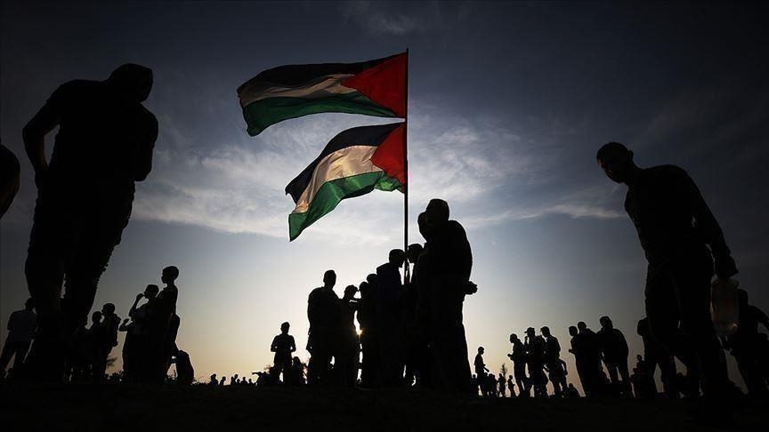 قال كاتب إسرائيلي، الأحد، إن الاعتراف الدولي بفلسطين يعد "مكافأة لإسرائيل" لأنه يشكل "بديلا مضللا لفرض عقوبات على تل أبيب" التي تشن إبادة جماعية مستمرة على قطاع غزة منذ 7 أكتوبر/ تشرين الأول 2023.- الاناضول