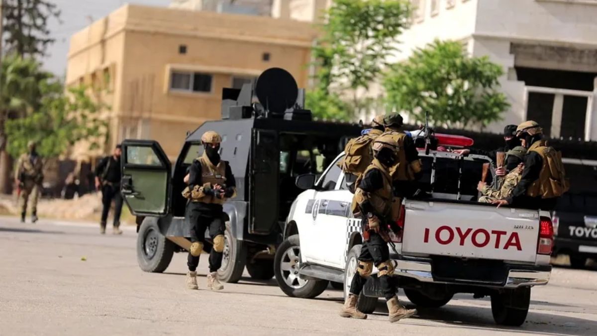 قوات إدارة الأمن العام السوري خلال تنفيذ عملية استهدفت موقعًا لتنظيم 'الدولة' في حلب - 17 أيار 2025 (سانا)