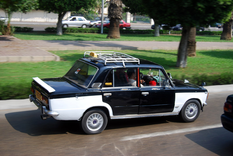 حرب شرسة بين التاكسي التقليدي وشركة "أوبر"وأخواتها بالقاهرة