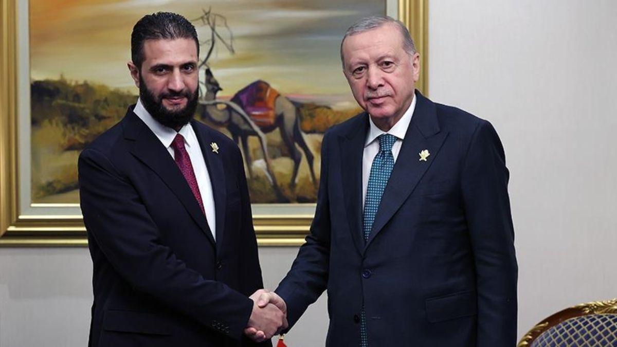 الرئيس السوري أحمد الشرع يصافح الرئيس التركي رجب طيب أردوغان في لقاء على هامش القمة العربية الإسلامية الطارئة بالدوحة - 15 أيلول 2025 (الأناضول)