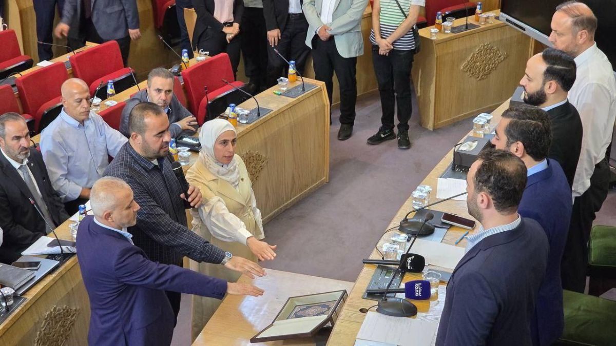 أعضاء اللجان الفرعية في محافظة حلب يؤدون اليمين القانونية أمام ممثل اللجنة العليا للانتخابات - 3 أيلول 2025 (اللجنة العليا لانتخابات مجلس الشعب/فيسبوك)