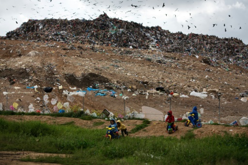 مجموعة من البدو تعيش قرب جبال من القمامة في اسرائيل