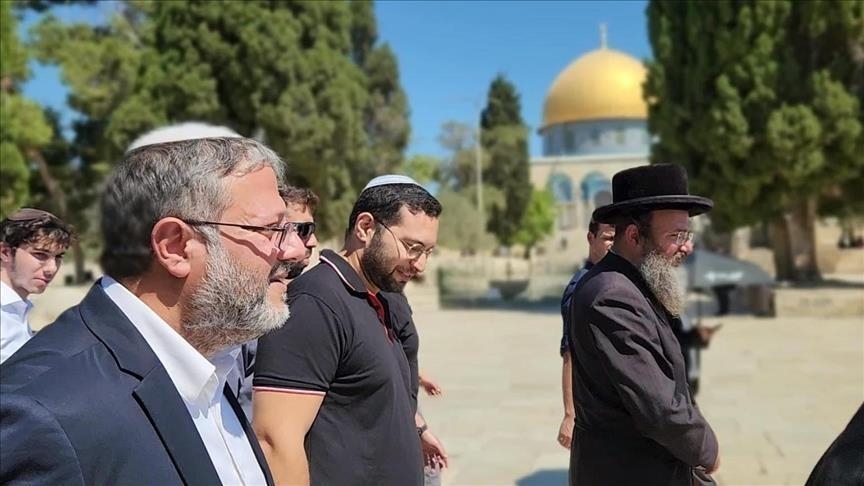 وسط حراسة مشددة من الشرطة الإسرائيلية في اليوم الأخير من "عيد العرش" اليهودي، وفق دائرة الأوقاف الإسلامية في القدس وشهود عيان للأناضول