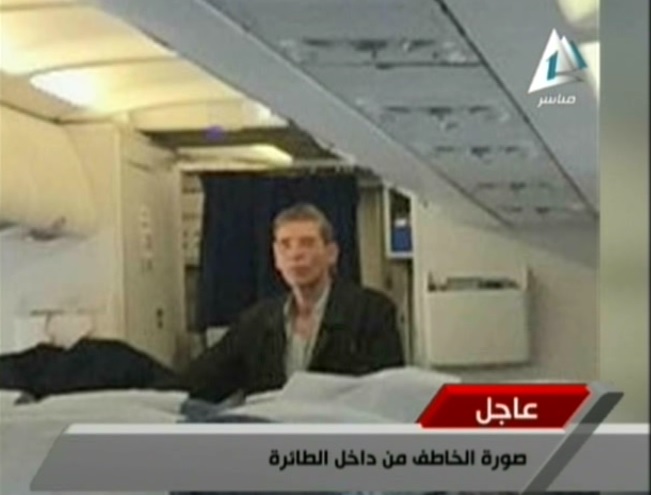 توقيف خاطف الطائرة المصرية وجميع ركابها "بخير"