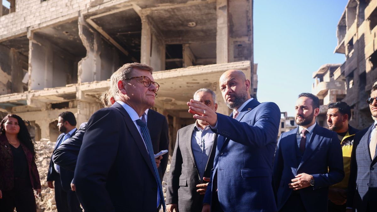 وزير الخارجية الألماني يوهان فاديفول يزور حرستا بريف دمشق برفقة وزير الطوارئ رائد الصالح - 30 تشرين الأول 2025 (رائد الصالح/ إكس)