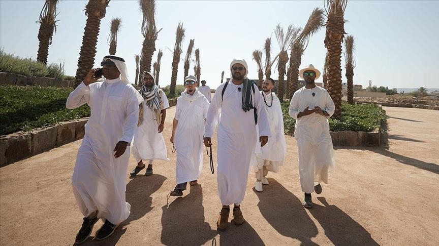 15 شخصا من 5 دول شاركوا في مبادرة أطلقتها منظمة "هجرة هاب" التي تتخذ من بريطانيا مقرا لها بهدف إحياء مسار الهجرة النبوية..- الاناضول