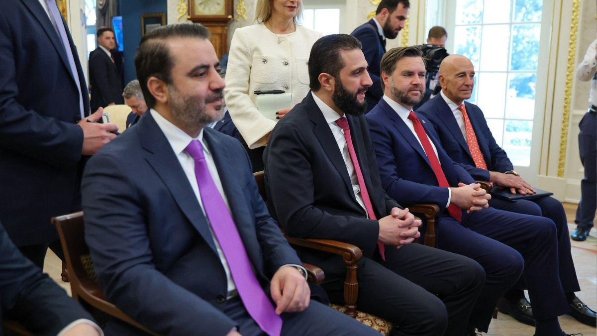 من اجتماع الرئيس السوري أحمد الشرع والمبعوث الأمريكي توم براك مع الرئيس الأمريكي دونالد ترامب - 10 تشرين الثاني 2025 (رئاسة الجمهورية العربية السورية)