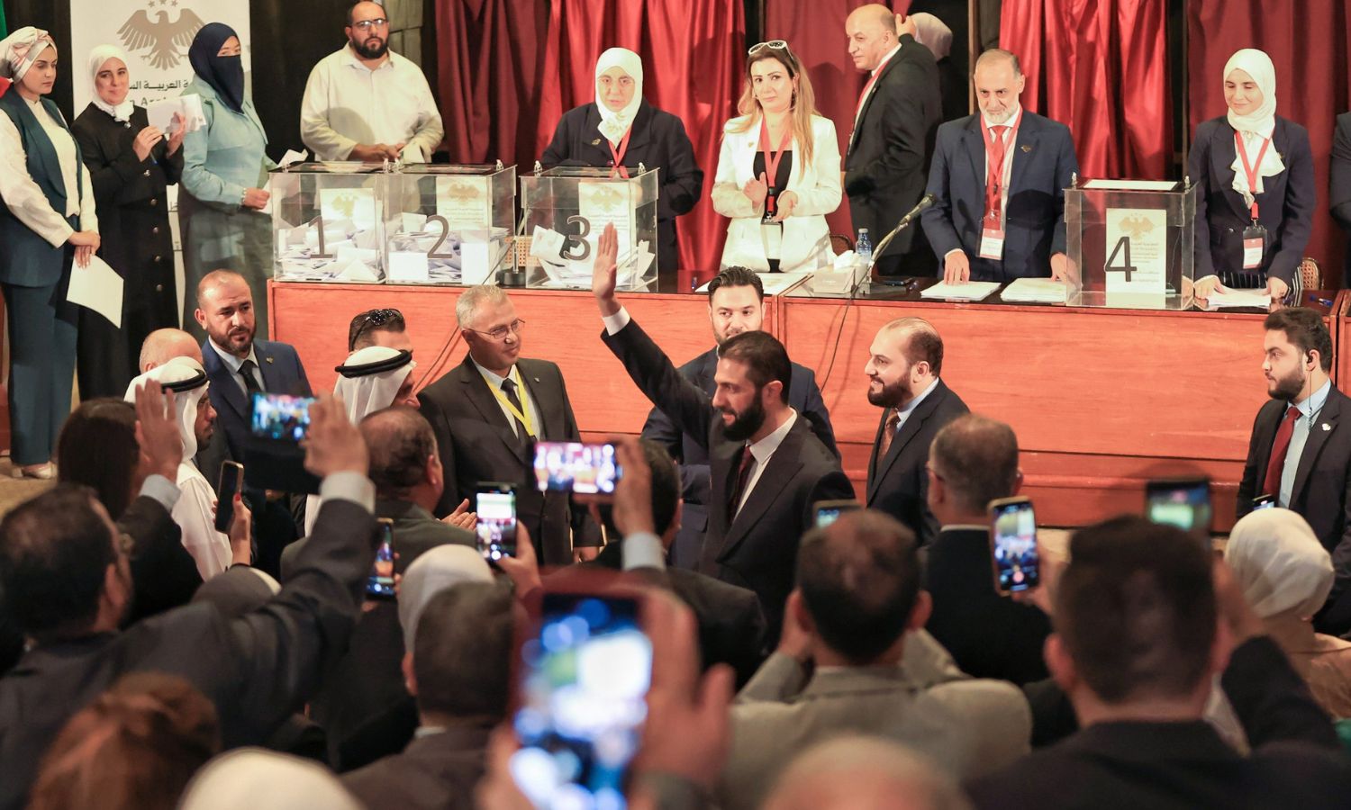 الرئيس السوري أحمد الشرع خلال زيارته إلى المركز الانتخابي في المكتبة الوطنية بدمشق - 5 تشرين الأول 2025 (سانا)