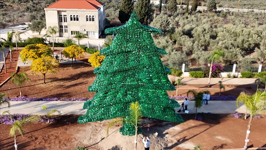 تم جمع أكثر من 450 ألف قنينة بلاستيكية خضراء لبناء الشجرة، التي يبلغ ارتفاعها 10 أمتار، كرمز لمساحة لبنان 10452 كلم مربع...