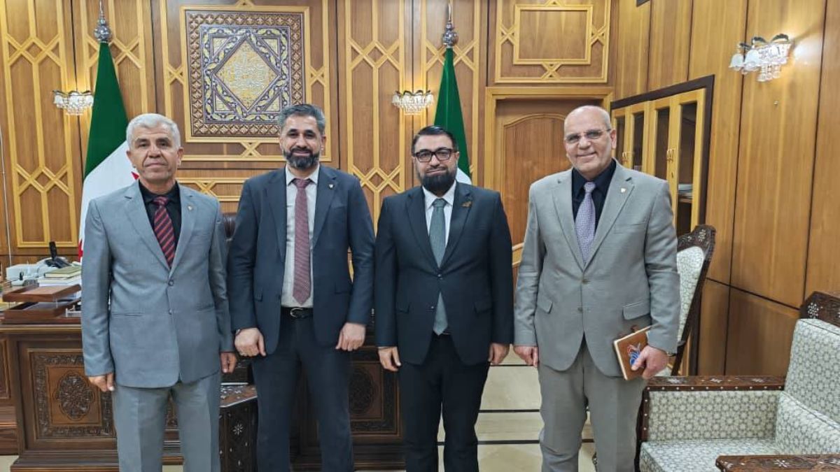 نقيب المحامين في سوريا محمد علي الطويل يلتقي وزير العدل الدكتور مظهر الويس مع عدد من أعضاء مجلس النقابة في مقر وزارة العدل - 20 تشرين الثاني 2025 (نقابة المحامين المركزية/فيسبوك)