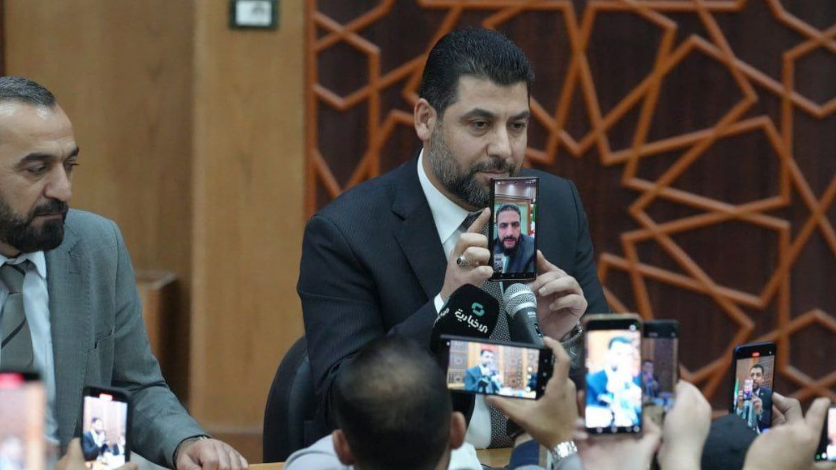 الرئيس السوري أحمد الشعر خلال مكالمة فيديو في اجتماع مع لجان الأحياء في مدينة اللاذقية -27 من تشرين الثاني 2025 (محافظة اللاذقية)