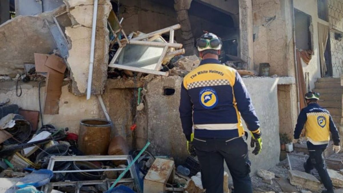 عنصر من الدفاع المدني يبحث عن المفقودين جراء القصف الإسرائيلي على بيت جن -28 تشرين الثاني 2025 (سانا)