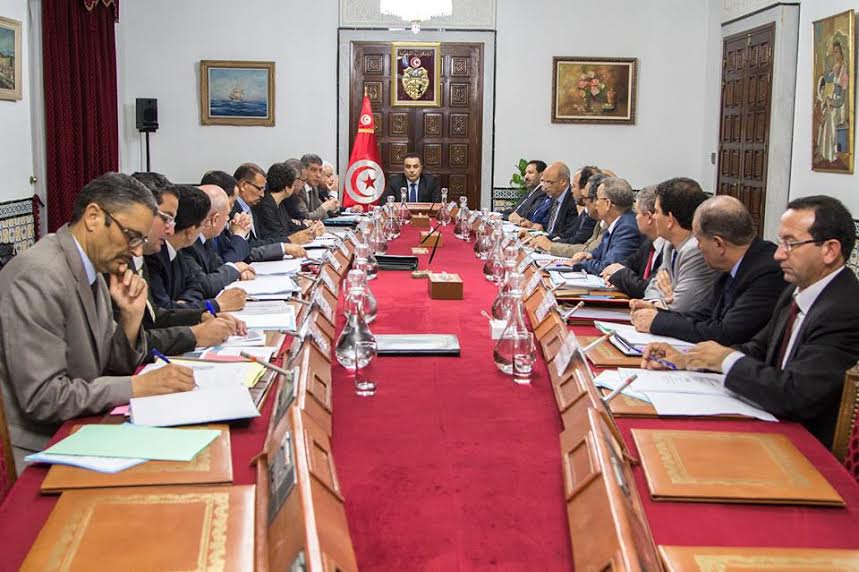 الحكومة التونسية تعترف بوجود أجور الموظفين لثلاثة أشهر فقط