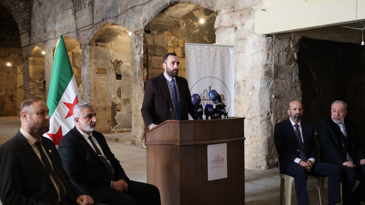 معاونو محافظ حلب وأعضاء لجنة حملة حلب ست الكل يعلنون عن بيان الحملة الأول- 6 كانون الأول 2025 (محافظة حلب/ فيسبوك)