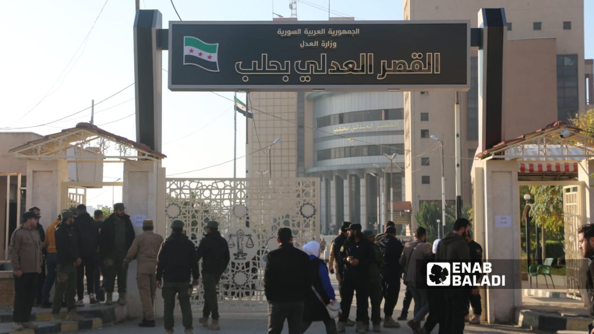 مواطنون أمام قصر العدل بحلب- 18 تشرين الثاني 2025 (عنب بلدي)