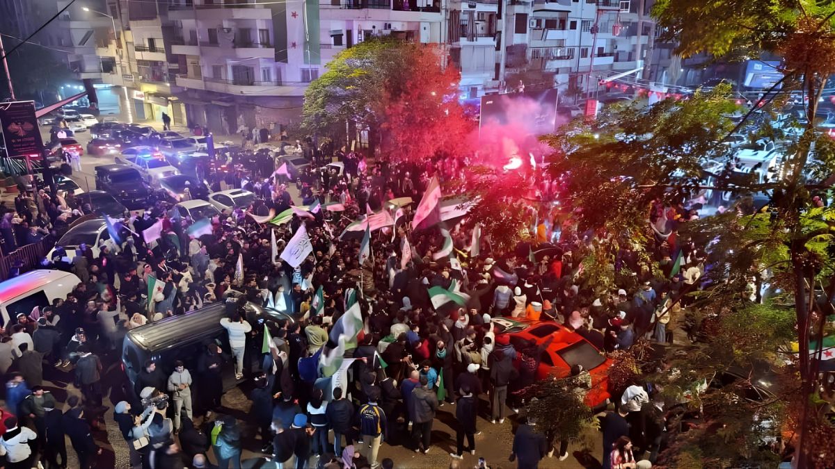 سوريون في محافظة اللاذقية يحتفلون بالتصويت على إلغاء قانون قيصر في مجلس النواب الأمريكي - 11 كانون الأول 2025 (محافظة اللاذقية/فيسبوك)