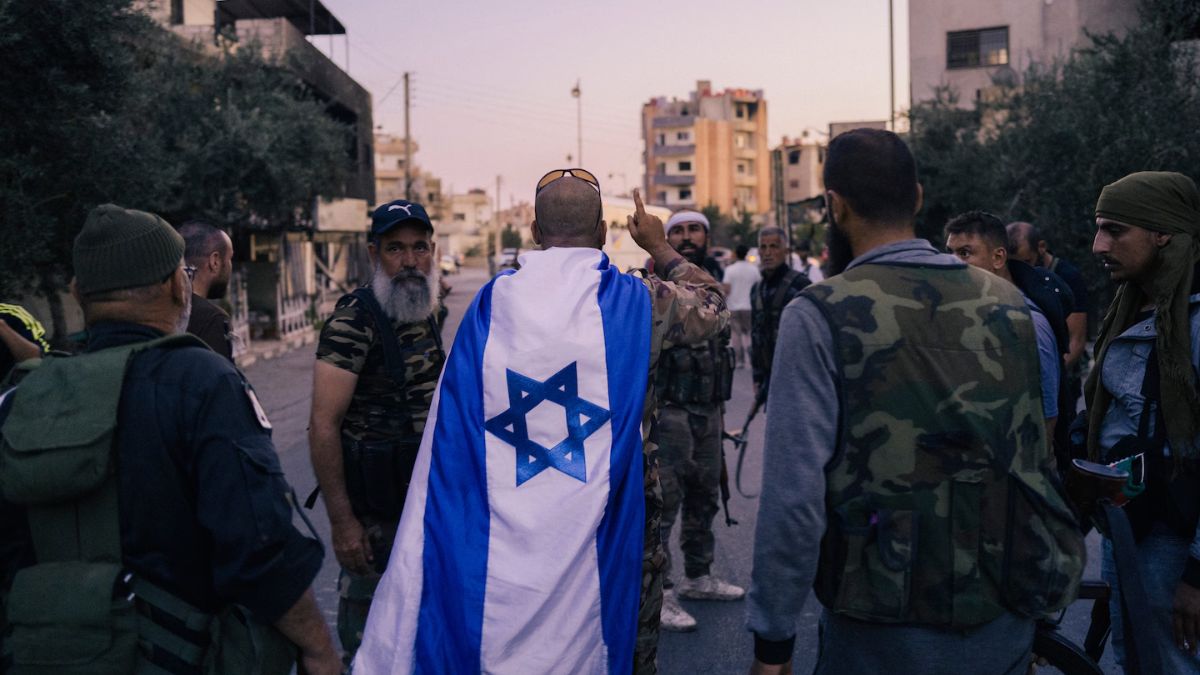 مجموعة من المسلحين الدروز أحدهم ملفوف بالعلم الإسرائيلي - 23 كانون الأول 2025 (واشنطن بوست/ لورينزو توغنولي)