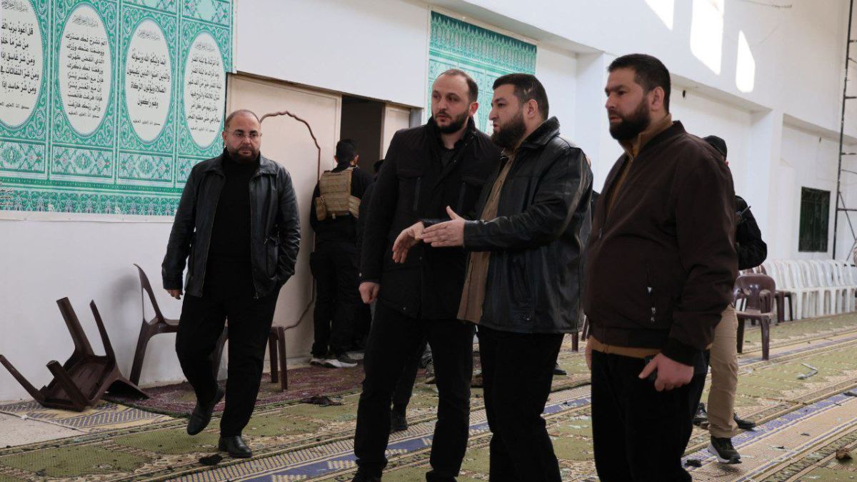 ن الداخلي في مدينة حمص يتفقد موقع التفجير فس مسجد الإمام علي بن أبي طالب - 26 كانون الأول 2025(وزارة الداخلية)