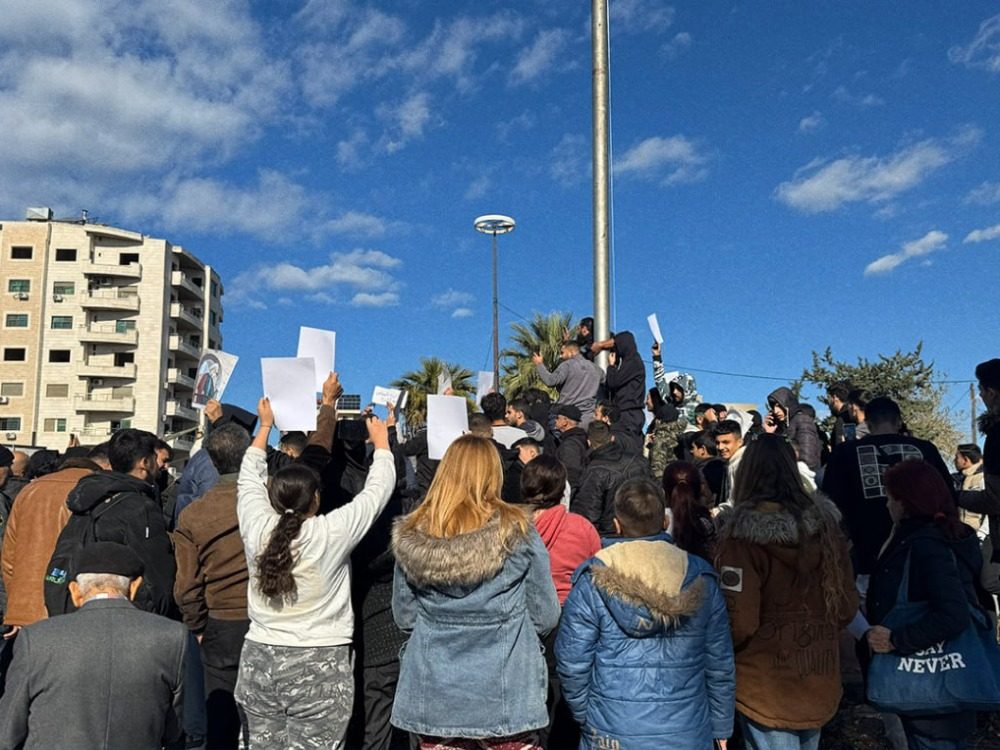 لقطة من تظاهرة احتجاج بالساحل السوري -الاخبارية