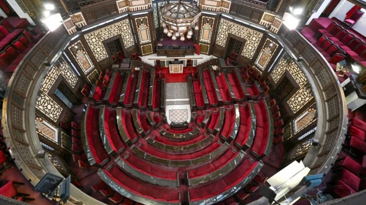 قاعة اجتماعات مبنى مجلس الشعب السوري في العاصمة دمشق - 2025 (AFP)