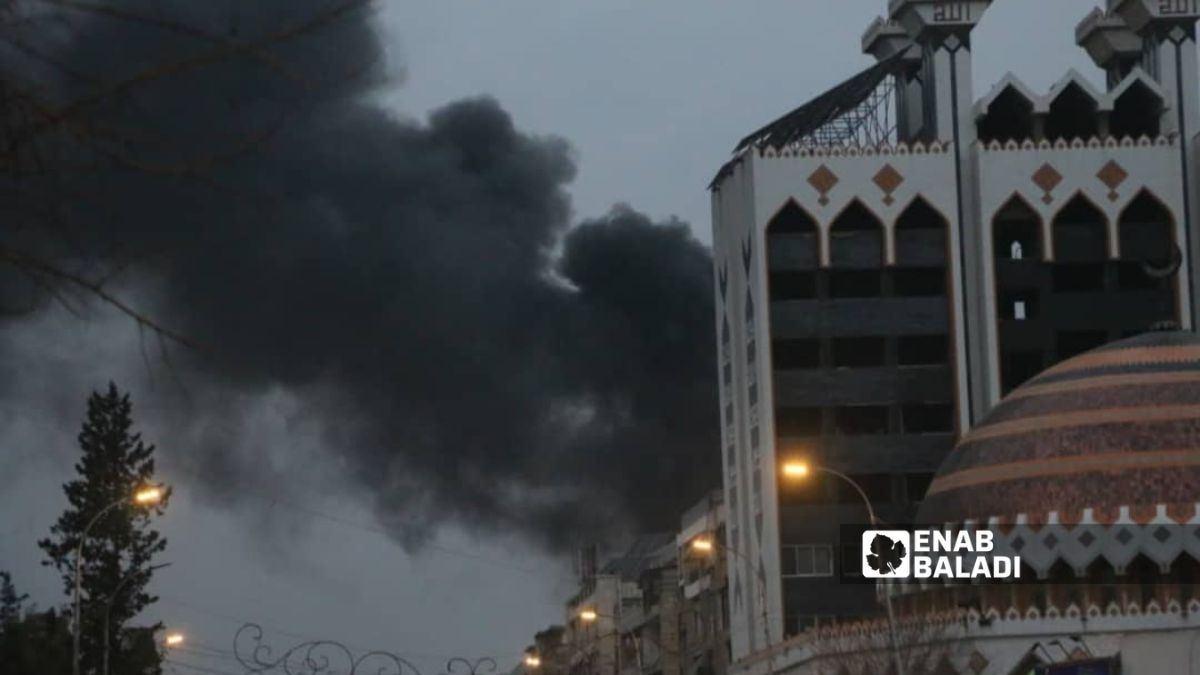 أعمدة دخان جراء سقوط قذيفة خلف جامع الرحمن بمدينة حلب- 8 كانون الثاني 2026 (عنب بلدي)