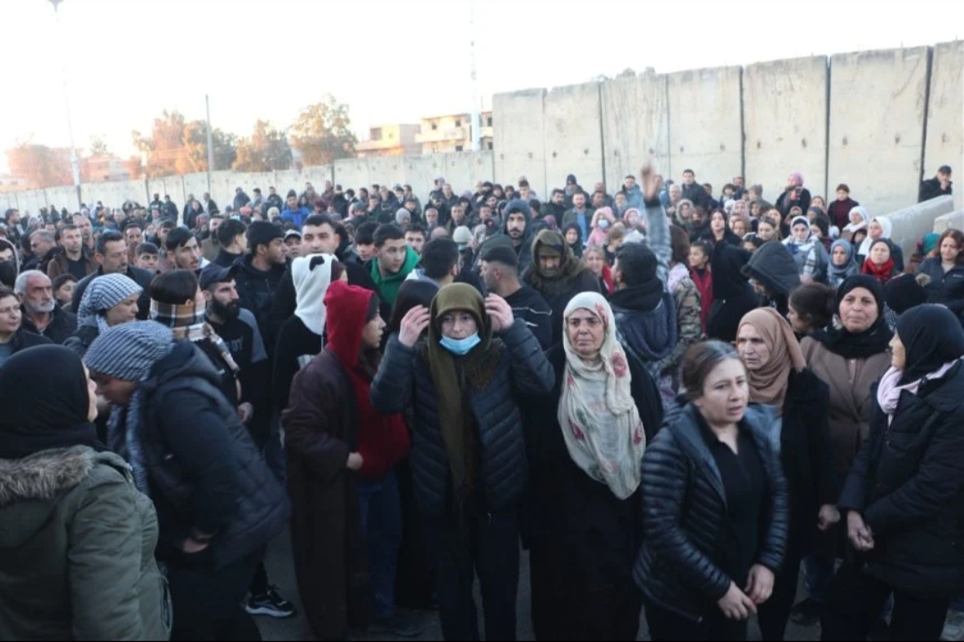 مناصرون لـ "قسد" يحتجون أمام القاعدة الأمريكية في الحسكة على عدم التدخل في الأشرفية والشيخ مقصود - 10 كانون الثاني 2026 (وكالة هاوار)