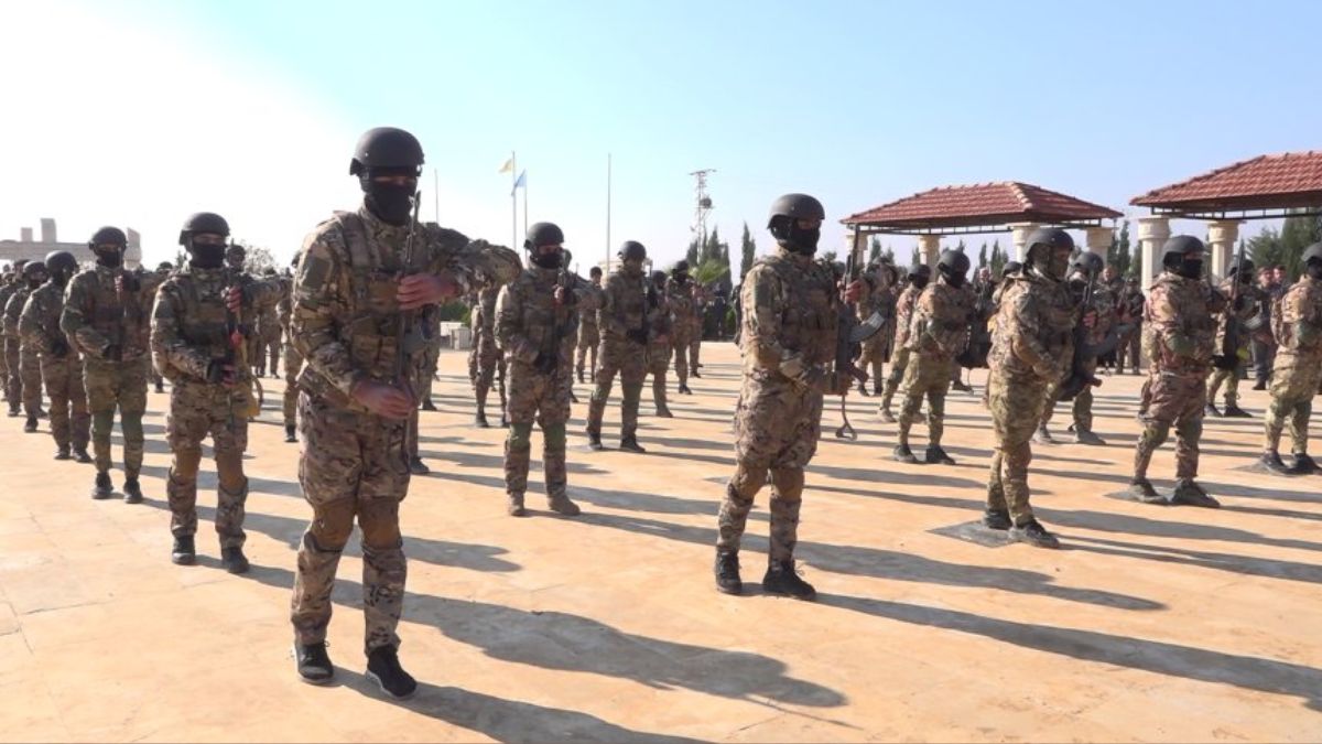 مقاتلون لـ"قسد" في أثناء عرض عسكري في الرقة - 13 كانون الأول 2025 (وكالة هاوار)