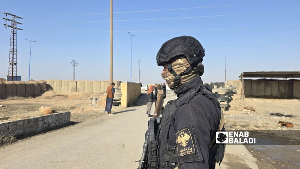 عنصر من الأمن الداخلي عند مركز تسوية أوضاع عناصر قسد بريف دير الزور 28_كانون الثاني _2026(عنب بلدي _مروان المضحي)