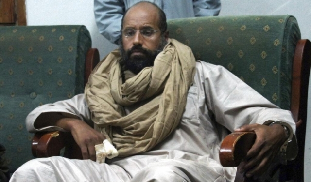 اشهر صورة لسيف الاسلام القذافي حين قطع له الثوار اصابعه التي كان يهددهم به- فيسبوك